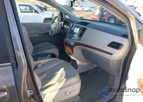 2014 Toyota Sienna Xle V6 8 Passenger z USA, uszkodzony, nr VIN 5TDYK3DC5ES435426